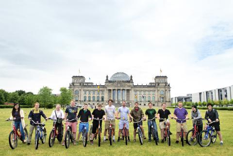 德国骑自行车的学生